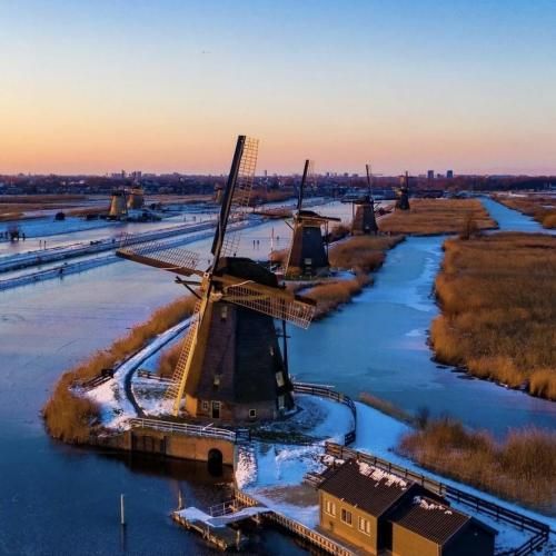 منو ماه میزنیم هنوزم حرف شبا