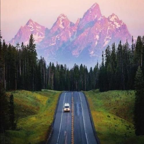 رو بدن تو دستام میره این ساعت نره ای کاش دیگه