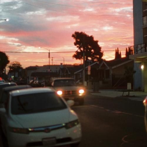 نمیدونم کجا میریم با تو هیچ جا دو راهی نی