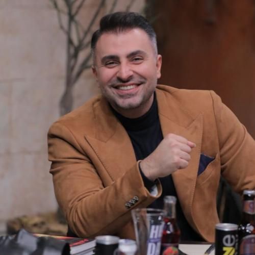 علیرضا طلیسچی دوسش دارم از دور و اون نمیدونه