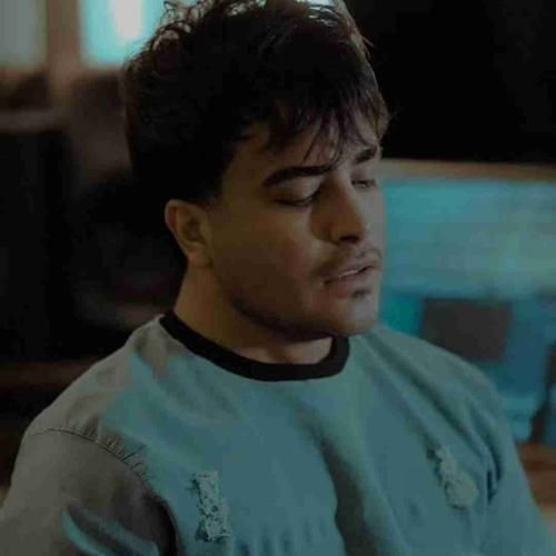 میلاد راستاد اومدی شدی گرم تو بغلم ولی خودم هی میشه سردم