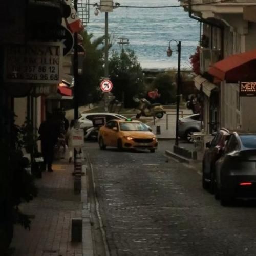 دیگه ما خوشحالیم پاک تو وجدانیم زیر یک پرچم باز